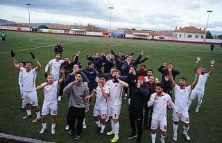 Ayvalıkgücü Belediyespor’a liderlik çok yakıştı