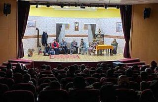 Aziziye Belediyesi’nden tiyatro ziyafeti