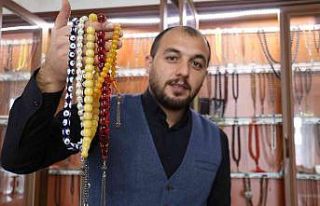 Babadan miras kalan tespih koleksiyonuna gözü gibi...