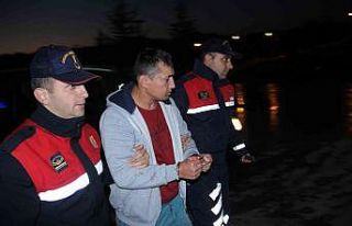 Babasını çok sayıda bıçak darbesiyle öldüren...