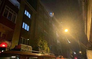 Bağcılar’da 4 katlı binanın çatı katı alev...