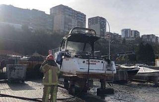 Balıkçı barınağına çekilen tekne yandı