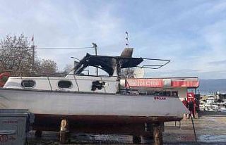 Balıkçı barınağına çekilen yat alev alev yandı