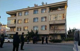 Balkondan elektrik tellerine metre uzatan çocuk akıma...