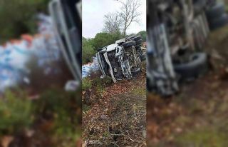 Balya’da yağışlı havada kayan tırda 2 kişi...