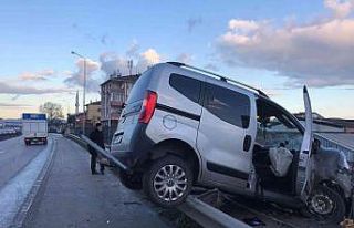 Bariyerlere çarpan hafif ticari araç duvarda asılı...