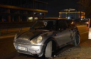 Bariyerlere çarpan otomobil ters yönde durabildi