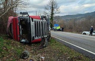 Bartın’da otomobille çarpışan tır devrildi...