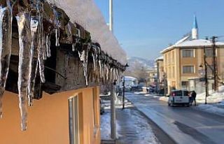 Bartın’da soğuk hava buz sarkıtları oluşturdu