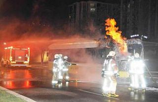 Başakşehir’de özel halk otobüsü alev topuna...