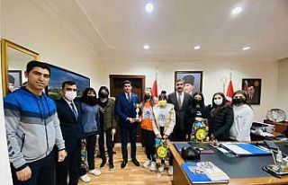 Başarılı voleybolculara hediye