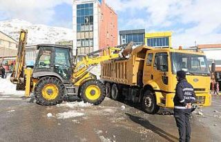 Başkale’de kamyonlarla kar taşınıyor