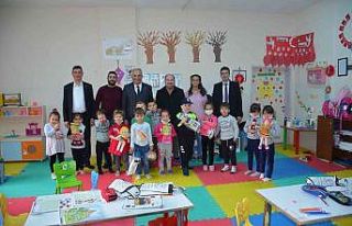Başkan amcalarından minik öğrencilere çeşitli...