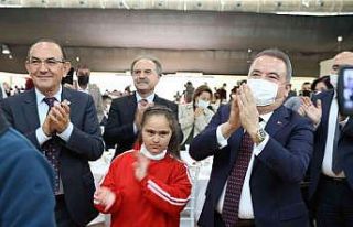 Başkan Böcek engelli bireylerler ve aileleriyle...