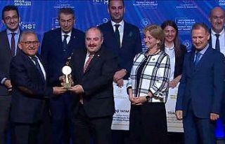Başkan Büyükkılıç ödülünü Bakan Varank’ın...