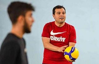 Başkan Çakın, gençlere sürpriz yaparak voleybol...