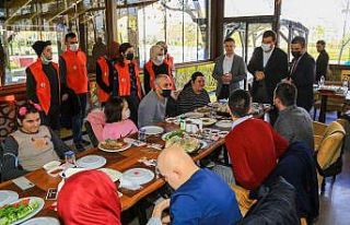 Başkan Çakın özel gereksinimli çocuklarla bir...
