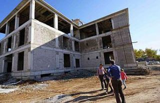 Başkan Kılınç, gençlik merkezi inşaatında incelemelerde...