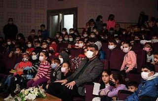 Başkan Kocaman, miniklerle tiyatro izledi