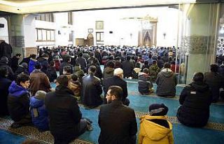 Başkan Pekyatırmacı öğrencilerle birlikte saf...