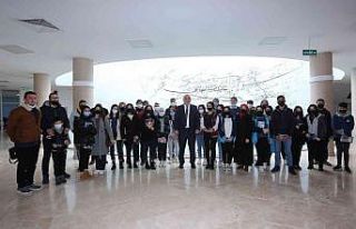Başkan Sandıkçı bilim turuna çıkan gençleri...