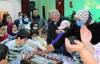 Başkan Sarı, 60’ncı yaş gününü çocuk yuvasında...