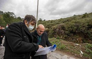 Başkan Soyer, istinat duvarının çöktüğü sitede...