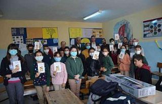 Başkan Yaman, öğrencilerle birlikte kitap değerlendirmesi...