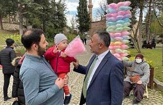 Başkan Yıldırım çocuklara pamuk şeker dağıttı