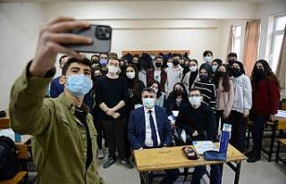 Başkan Yılmaz, mesaisine öğrencilerle paylaşıyor