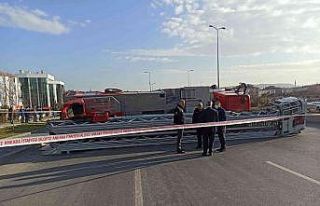 Başkent’te itfaiye aracı devrildi: 2 yaralı