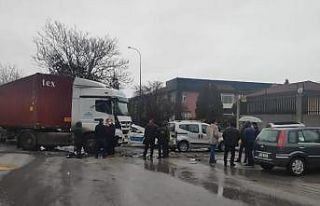 Başkent’te servis aracı tır ile çarpıştı:...