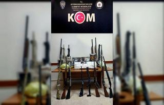 Baskın yapılan evlerden cephaneliğe yetecek silah...