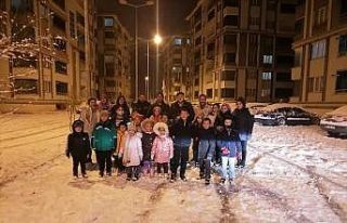 Bayburt kent merkezi beyaza büründü, çocuklar...