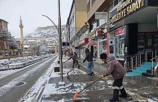 Bayburt’ta kar yağışıyla birlikte ekipler sahaya...