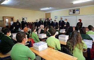 Bayburt’ta öğrencilere yardımcı kaynak dağıtımı...