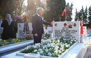 Bayrampaşalı Şehit Esma Çevik kabri başında...