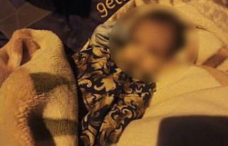 Bebeği çantaya koyup biberonu ile sokağa bıraktılar