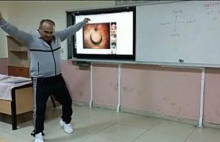 Beden eğitimi öğretmeni sınıfta harmandalı oynadı