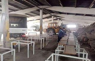 Belediye ara tatilde okul sıralarını onardı