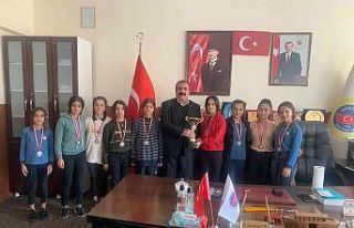 Belediye Başkanı Alihan Babat, voleybol il birincisi...