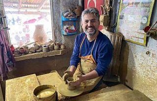 Belediye başkanı kolları sıvadı, çömlek tezgahına...