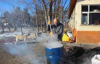 Belediye Başkanı kolları sıvadı, dev kazanlarda...