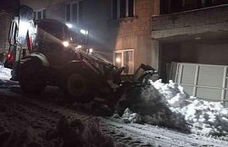 Belediye ekipleri kar mesaisini sürdürüyor