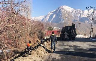 Belediye ekiplerinin dondurucu havada su mesaisi