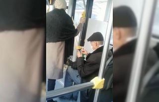 Belediye otobüsünde örgü ören yaşlı amcayı...