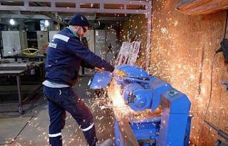 Belediye yağmur suyu ızgarasını kendi yapıyor