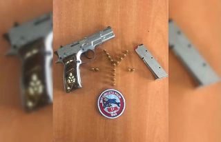Belinde ruhsatsız tabancayla gezen şahsı polis...