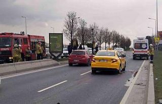 Beton bariyere çarpan motosiklet sürücüsü otomobilin...
