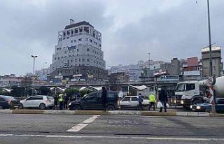 Beton mikseri otomobile çarptı